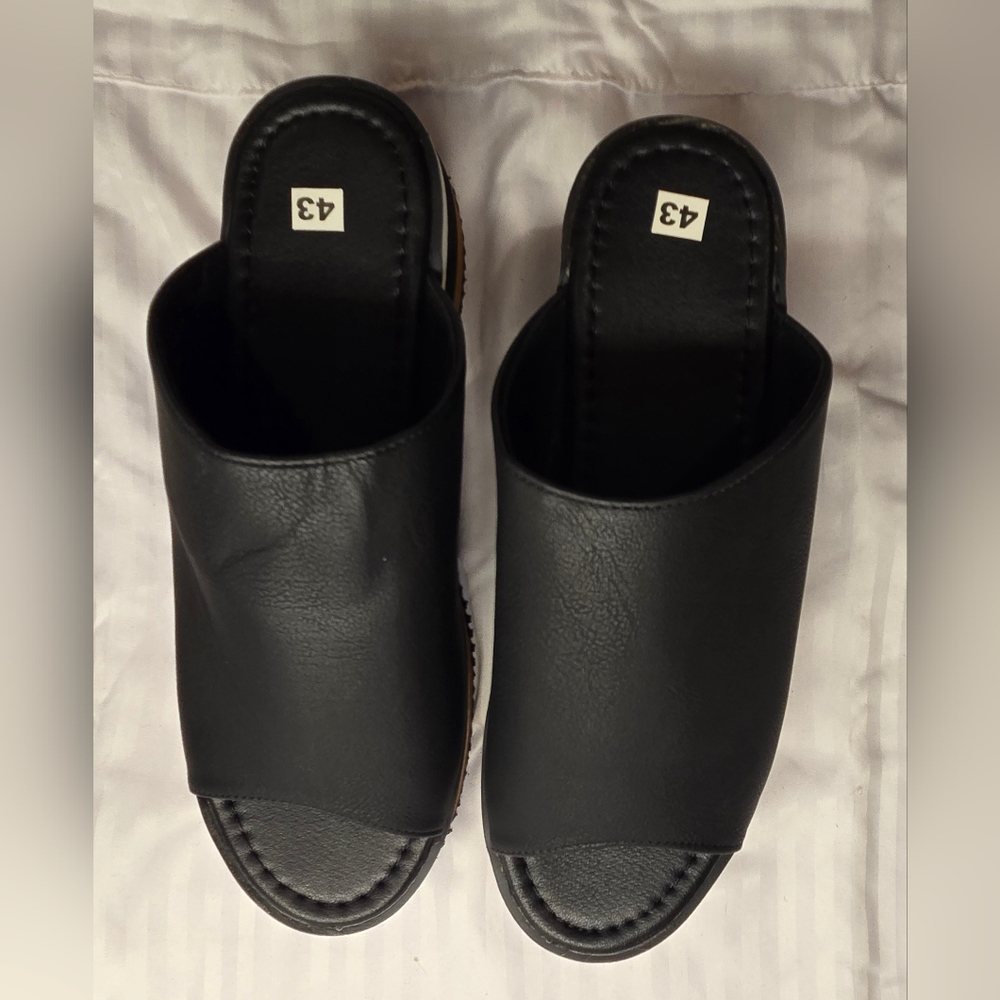 Black wedge shoe